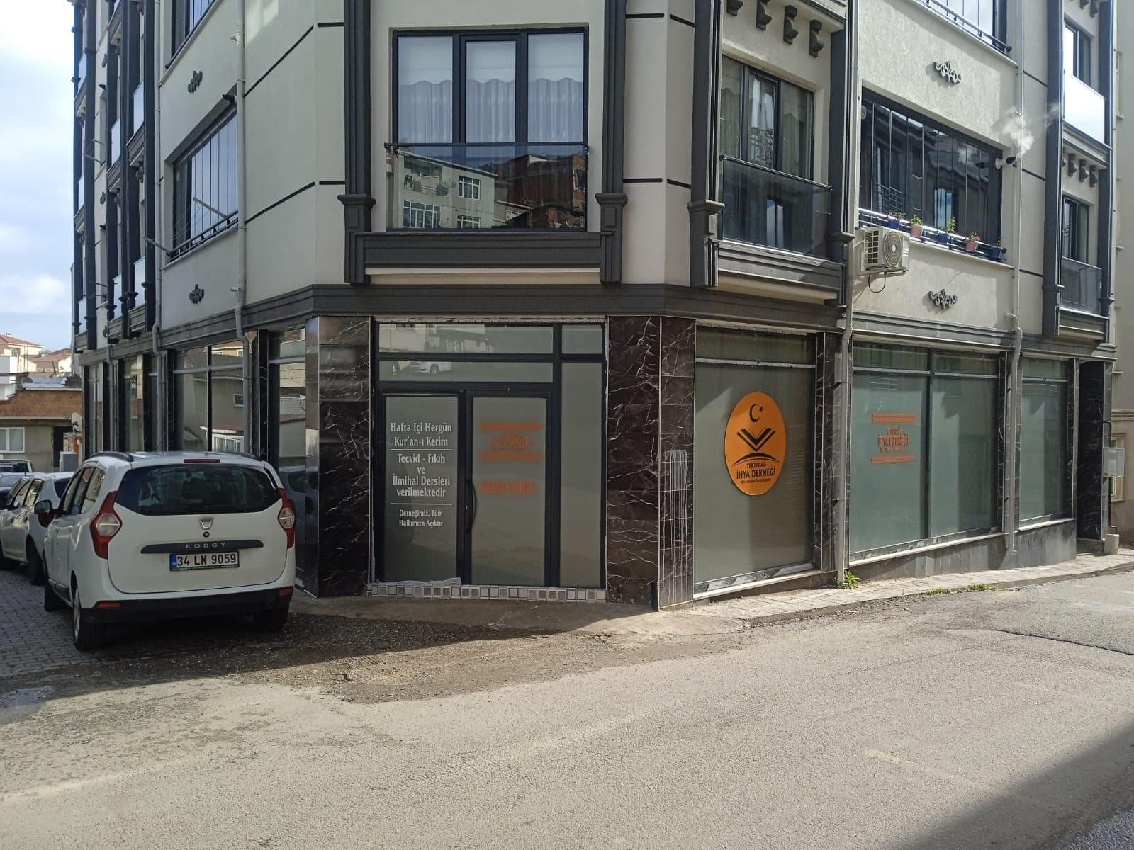 Tekirdağ İhya Derneği binasının dışarıdan görünümü