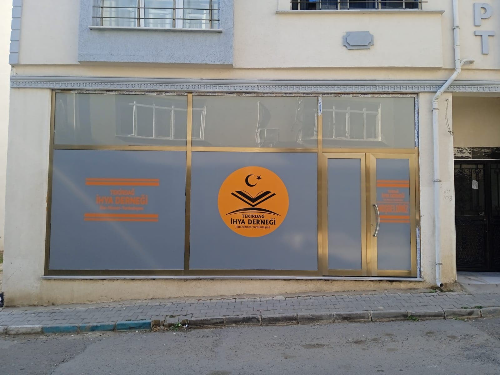 Tekirdağ İhya Derneği merkezinin ön cephesi ve giriş kapısı